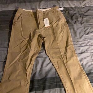 Khaki Old Navy size 34 34 straight built in flex